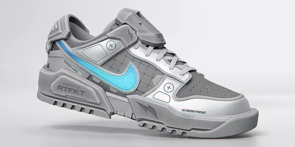 Basket futuriste grise et blanche de la marque RTFKT avec détail bleu, design inspiré par les NFTs