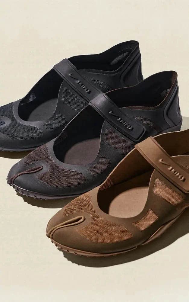 Chaussures NikeSkims Rift en noir et marron avec design en maille et sangle sur fond neutre