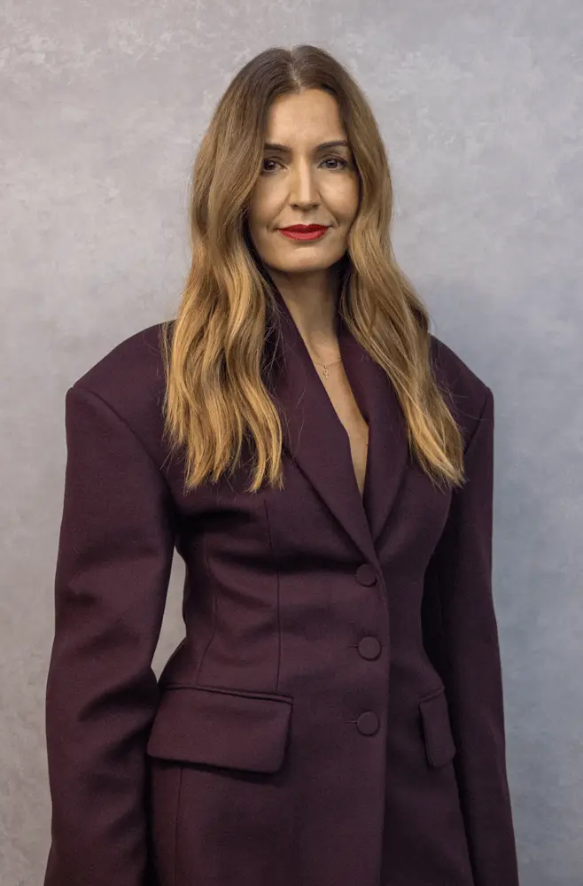 Femme en veste sombre posant devant un fond gris, nommée CEO de Roksanda pour stimuler la croissance de la marque