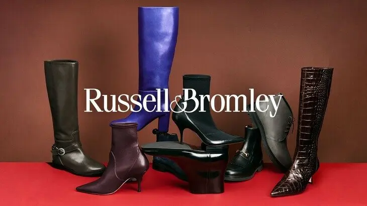 Bottes et talons Russell & Bromley sur fond bordeaux et brun, mettant en avant divers styles raffinés.
