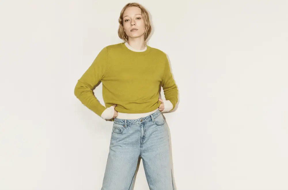 Personne portant un pull vert et un jean, illustrant le renouveau du prêt-à-porter homme par Sainsbury’s Tu